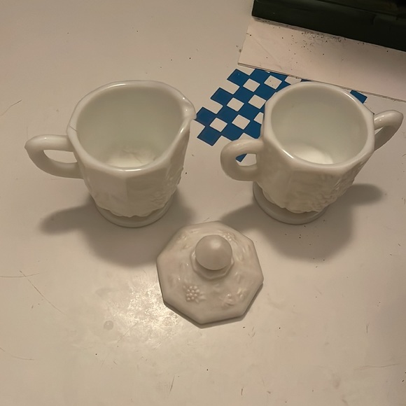 VINTAGE WESTMORELAND WHITE MILK GLASS SUGAR & CREAMER - Picture 2 of 7